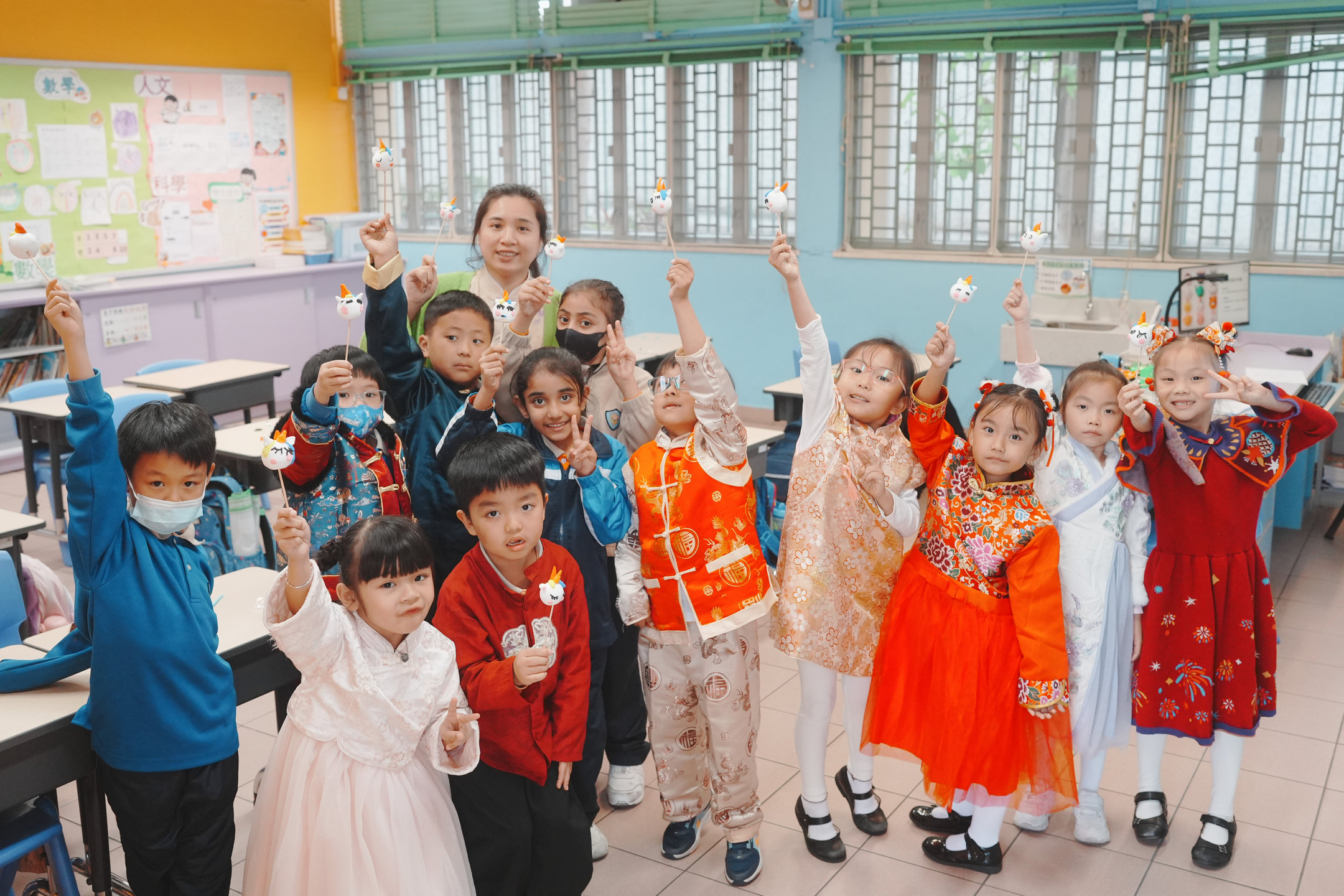 師生以輕黏土細心捏塑中國名著中的人物角色，打造富有個人風格的立體形象。完成作品後，學生與老師一同欣賞、展示，臉上洋溢着幸福的笑容。