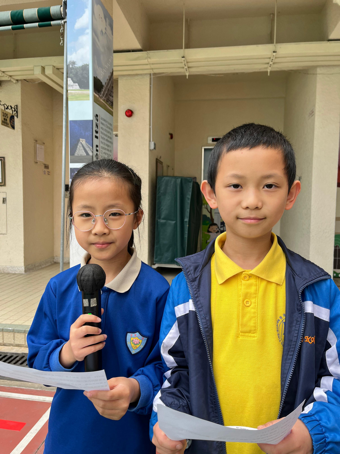 由學生擔任小司儀，主持「中文星期二」活動。小司儀以專業的態度帶動現場氣氛，讓其他同學在輕鬆愉快的氛圍中，深入體驗中文學習的樂趣。