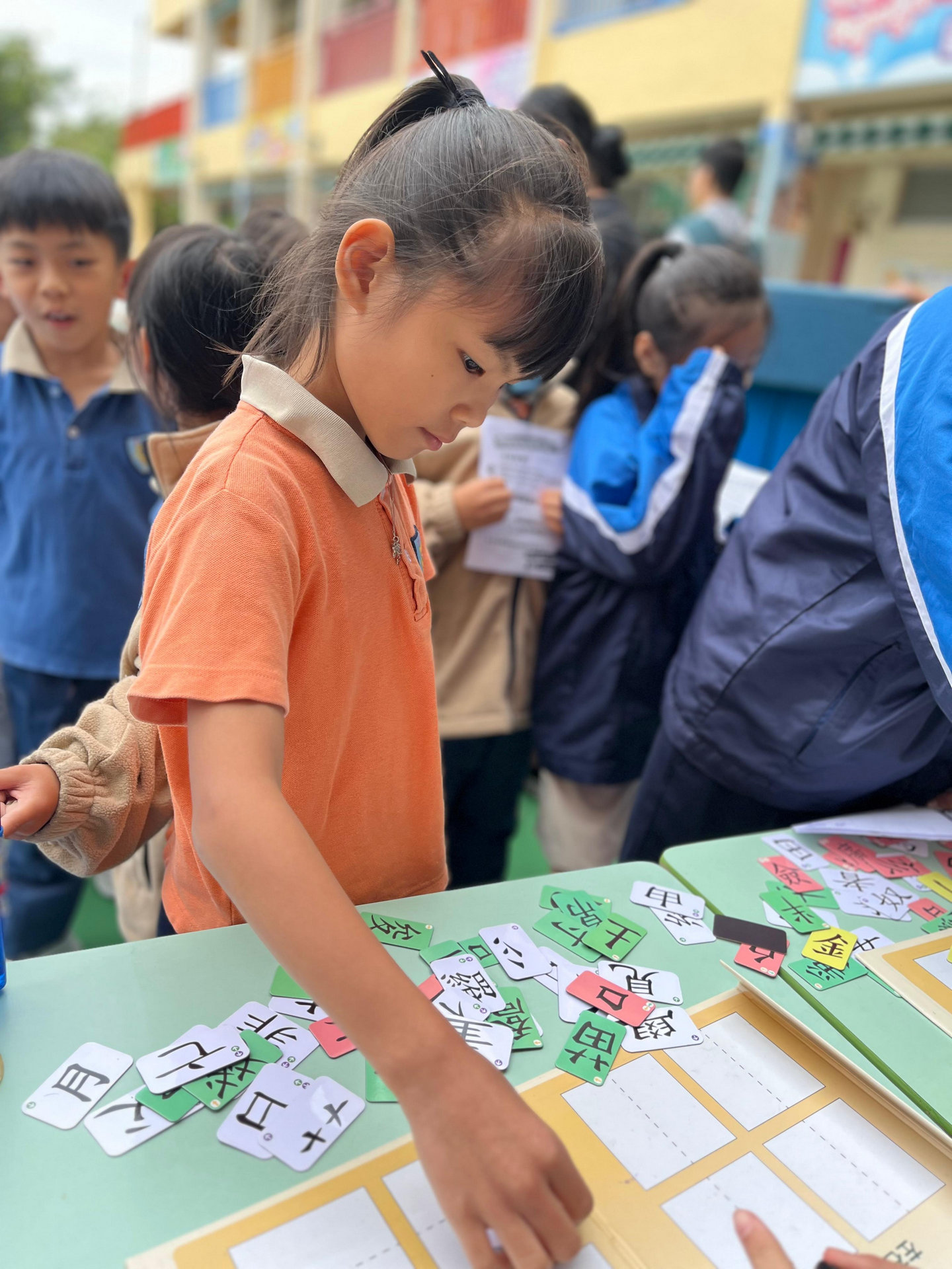 「中文星期二」活動多元且充滿活力，學生可透過電子學習平台進行互動遊戲，亦可參加趣味十足的實作遊戲。